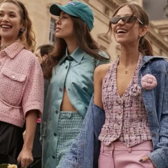 Chanel Pink Tweed Halter Vest Crop Top with Silk Lining & Deco Buttons / FR 38 - Picture 16 of 16